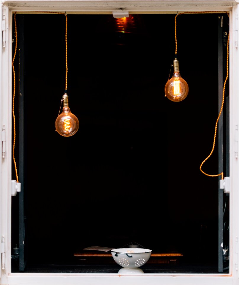 Bulb wire black room