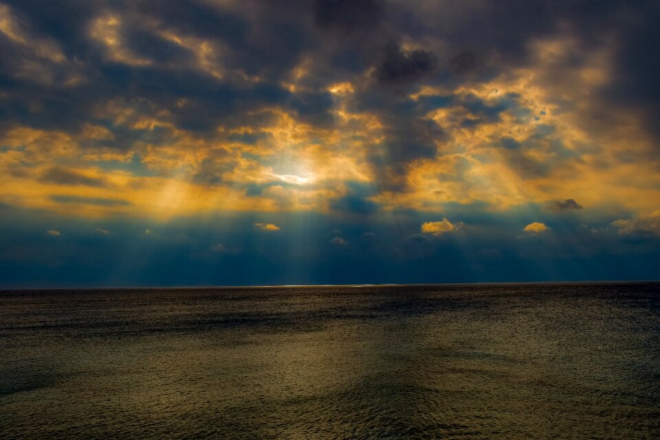 Horizon dark light