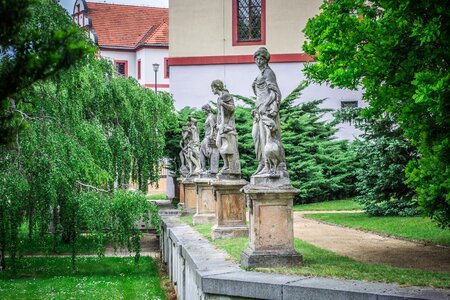 Statuary architecture historically
