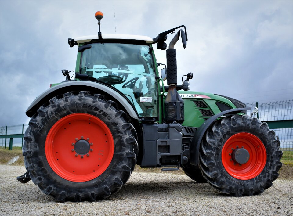 Machine wheel vehicle