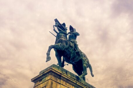 Sculpture artwork imposing