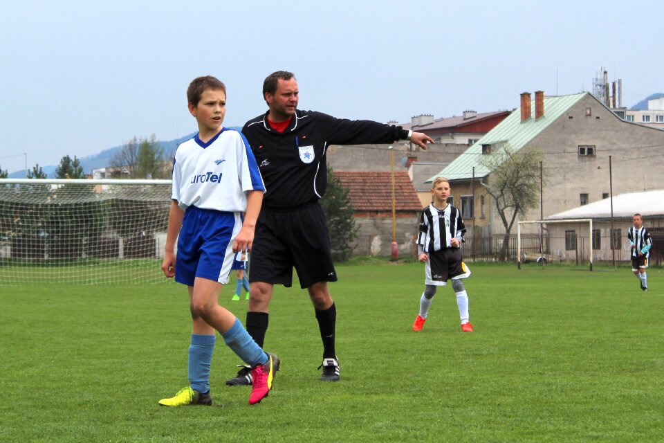 The referee pupils younger pupils