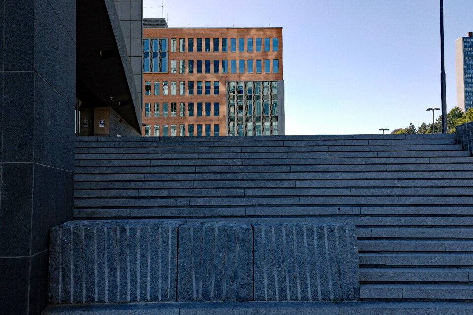 Hamburg building gradually