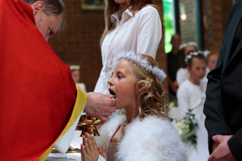 The ceremony first communion to give the sacrament