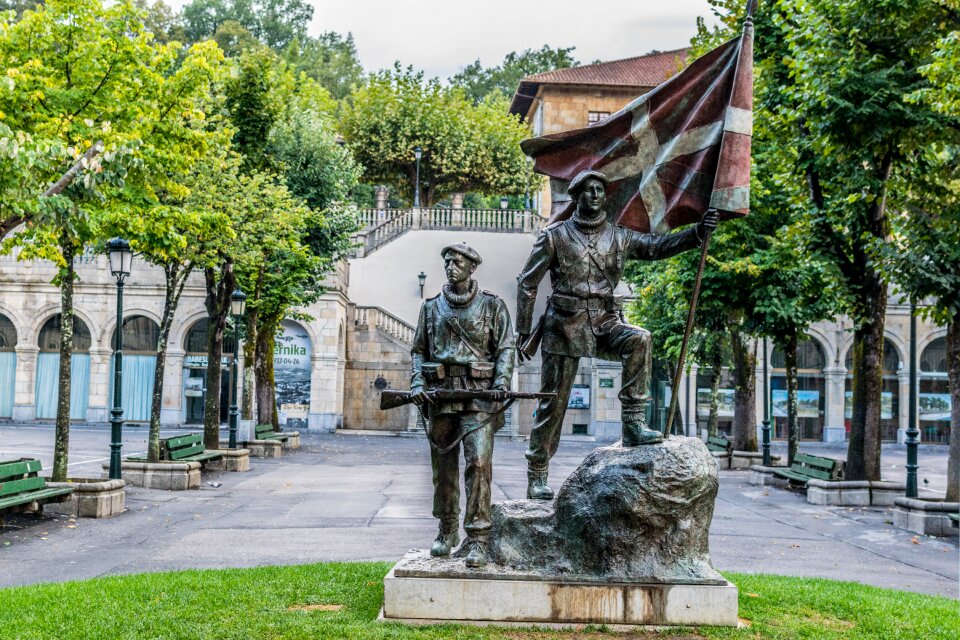 Sculpture urban basque