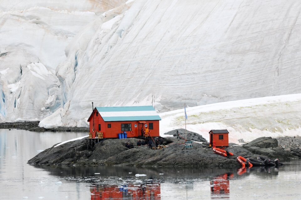 Glacier island antarctic station