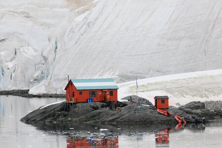 Glacier island antarctic station