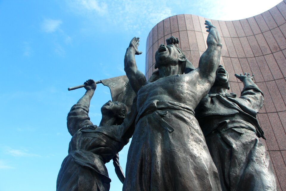Memorial monument free