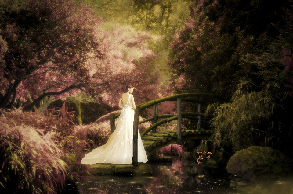 Bridge woman composing