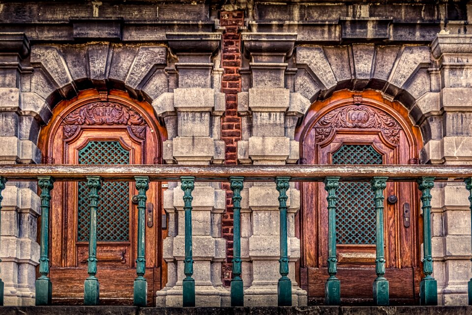Building doors 1666