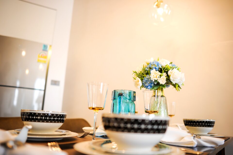 Condo corner dining vase