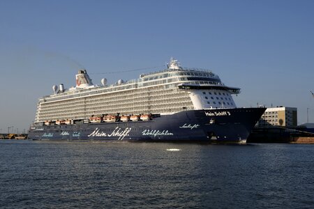 Leisure seafaring ship