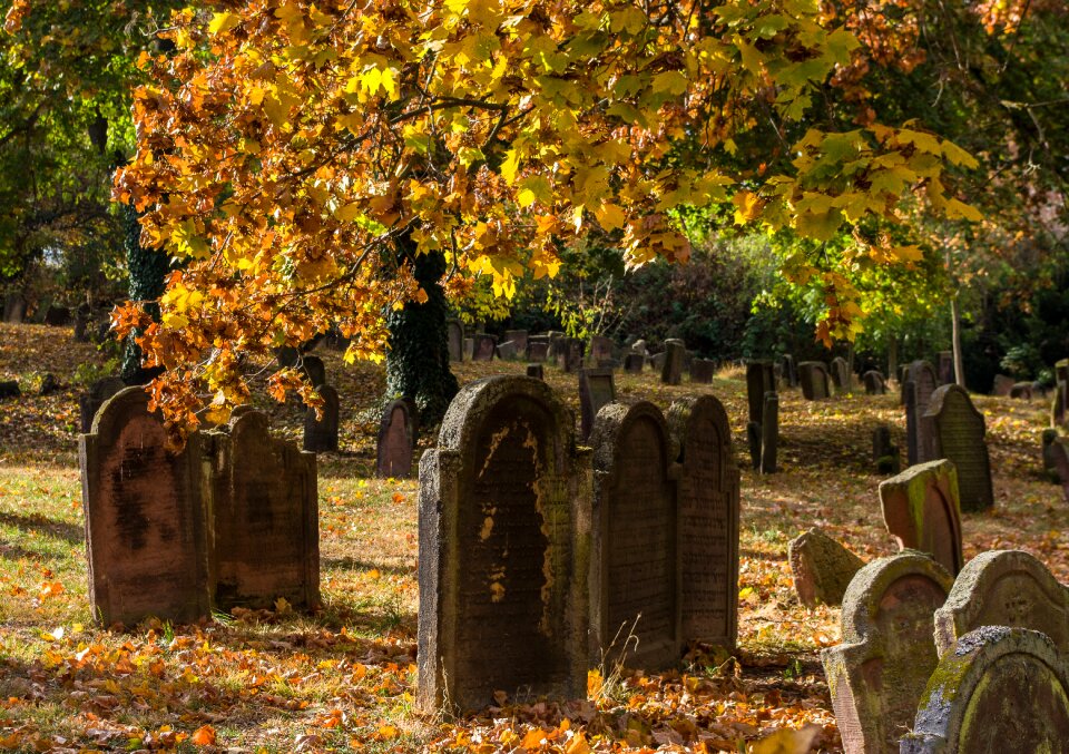Commemorate stone graves