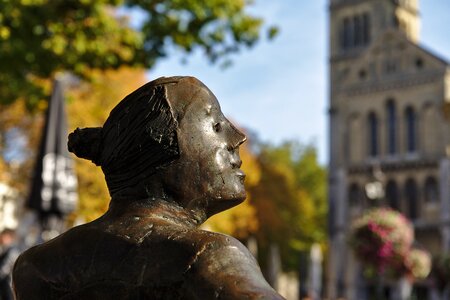 Bronze statue monument