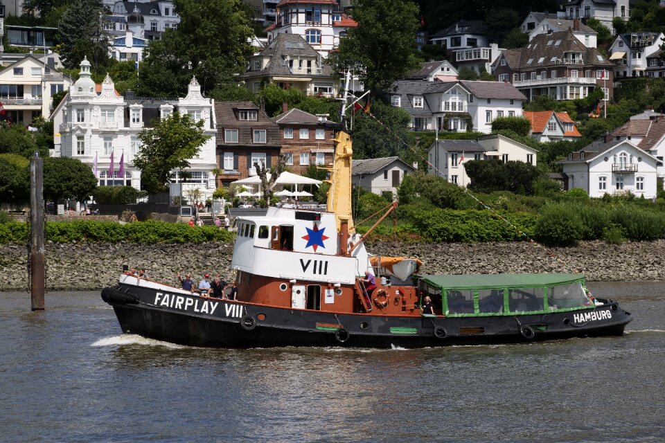 Tug towage screw tug