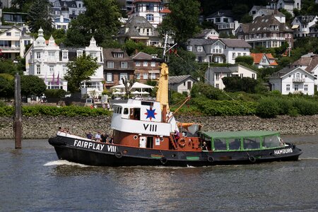 Tug towage screw tug
