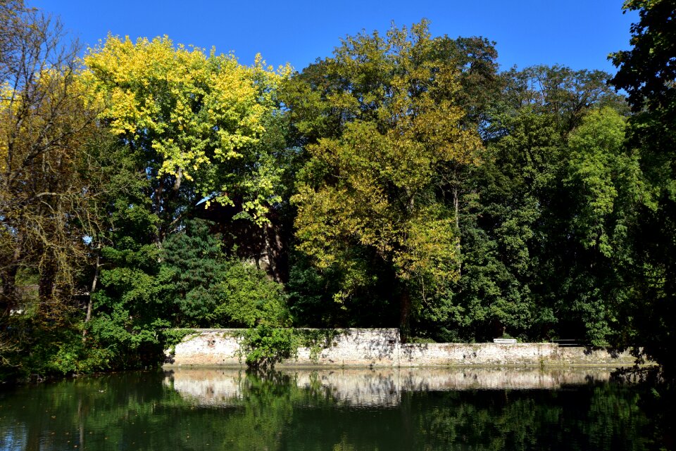 Water channel wall
