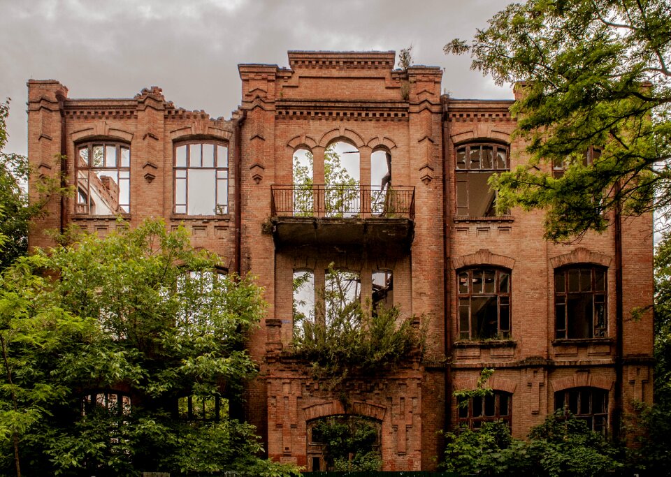 The collapse dilapidated past