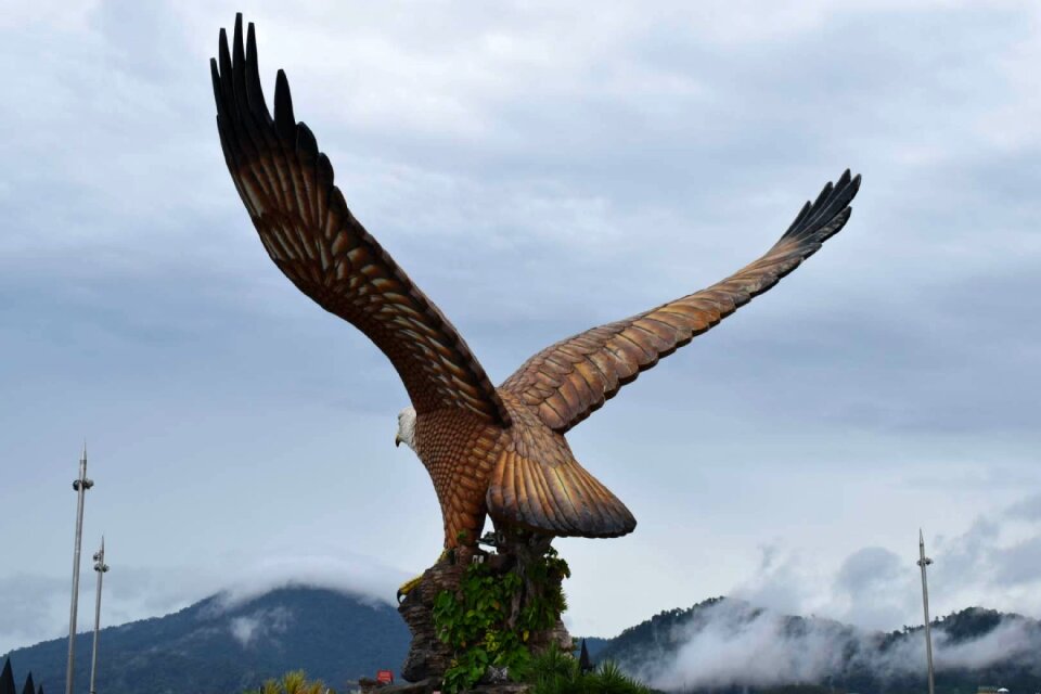 Eagle statue bird