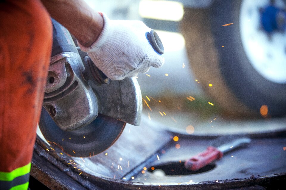 Mechanical sierra electric sparks
