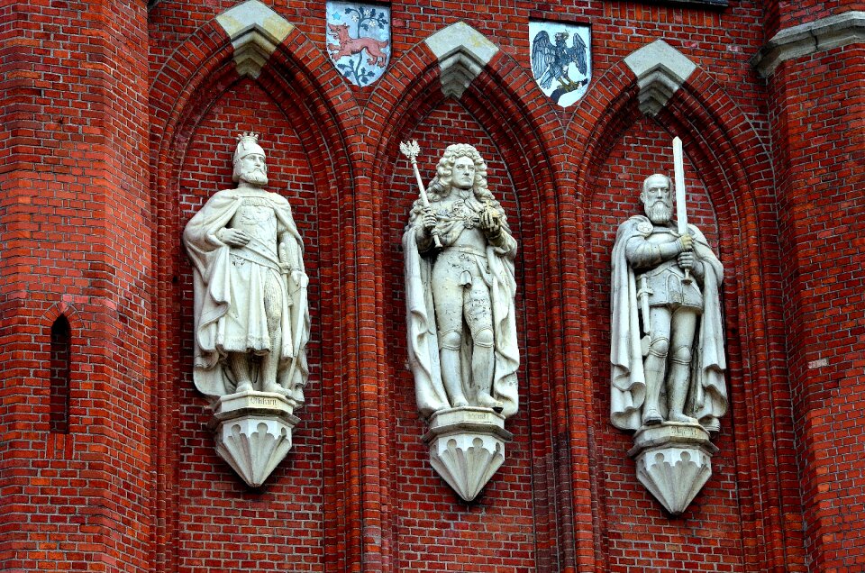 Statue the façade of the architecture