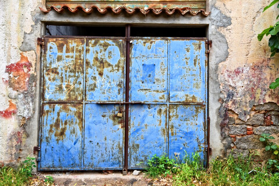 Facade stone wall peeling