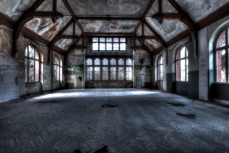 Building ruin lapsed