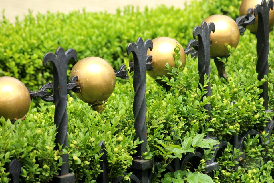 Figure metal barrier