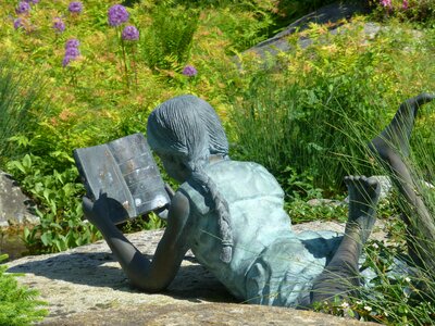 Bronze statue girl read photo