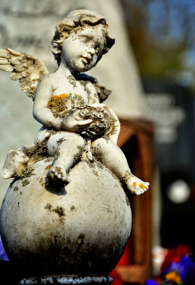 Grave sculpture statue