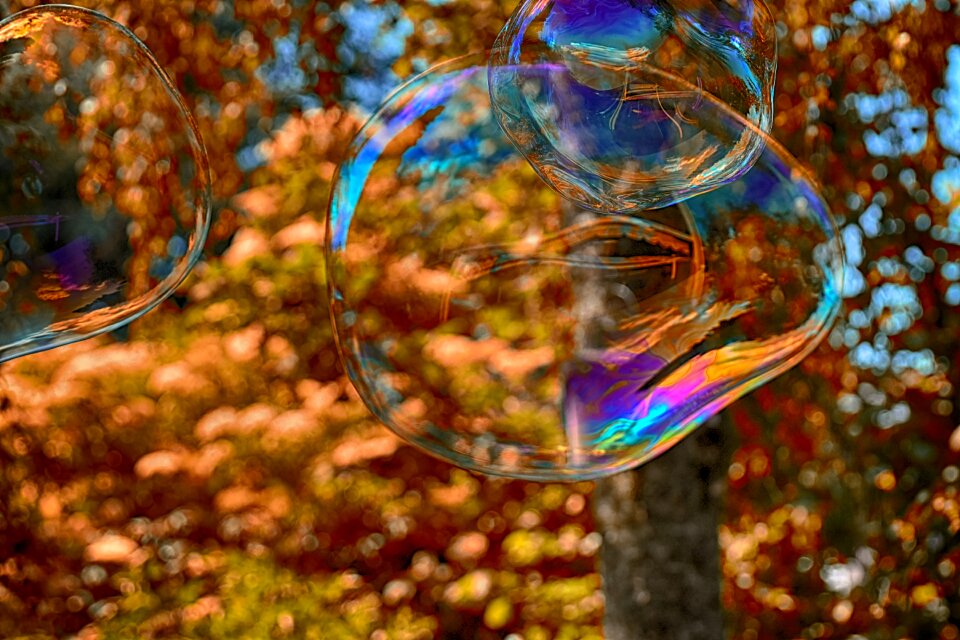 Make soap bubbles wabbelig iridescent