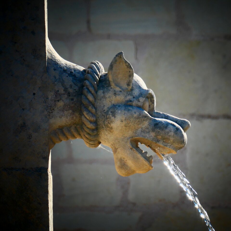 Gargoyle sculpture pierre
