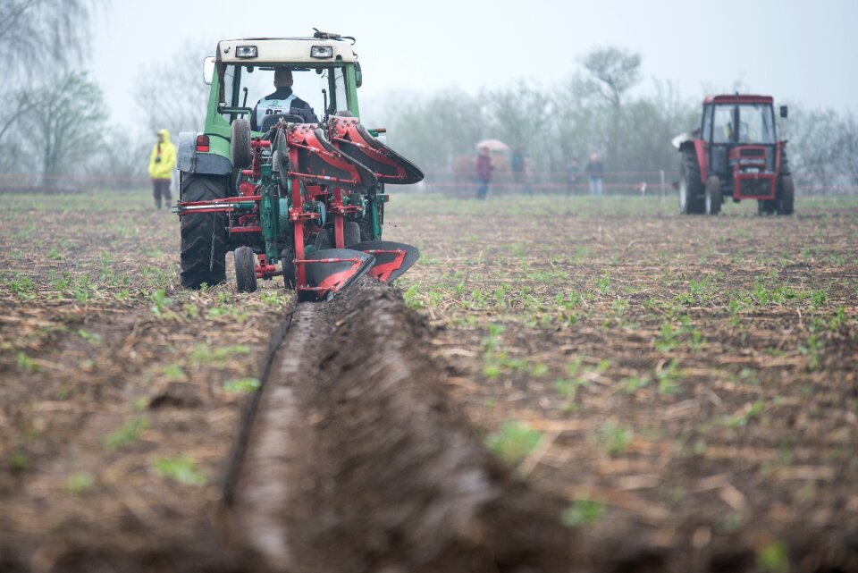 Arable tillage agricultural machine