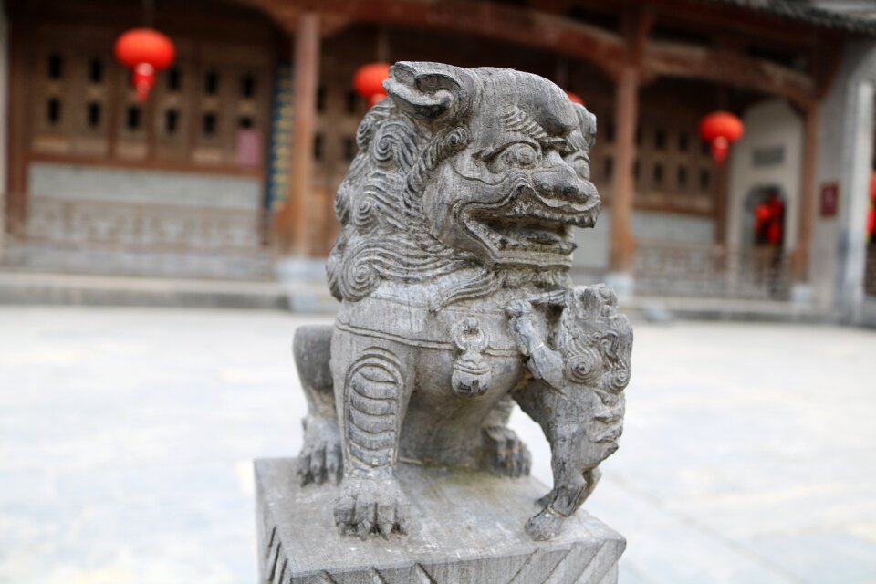 Sculpture tourism lion