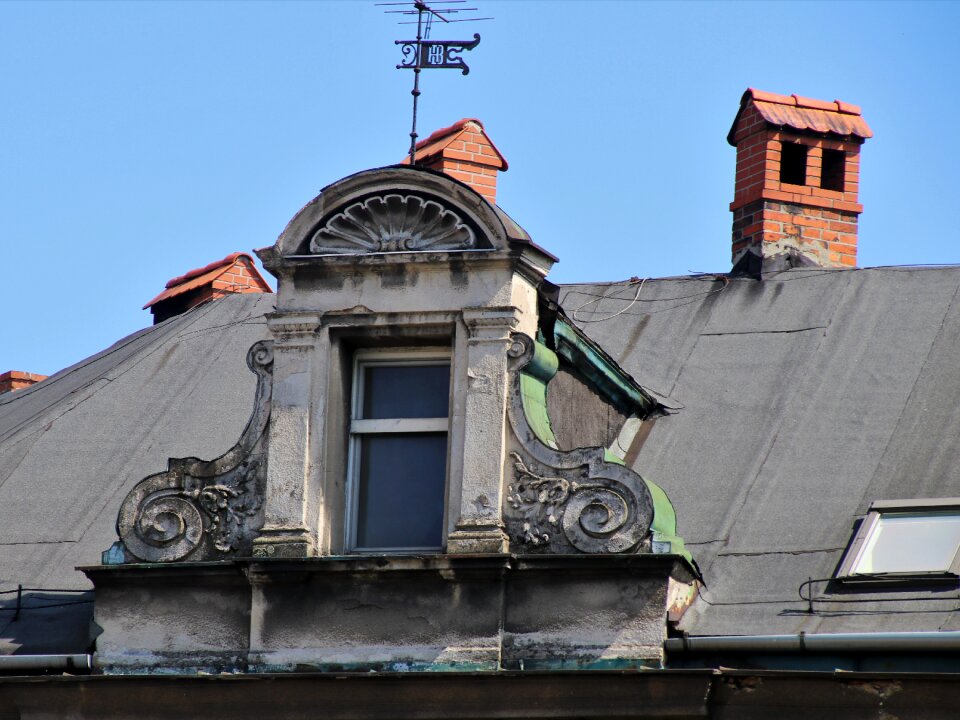 The roof of the chimney monument