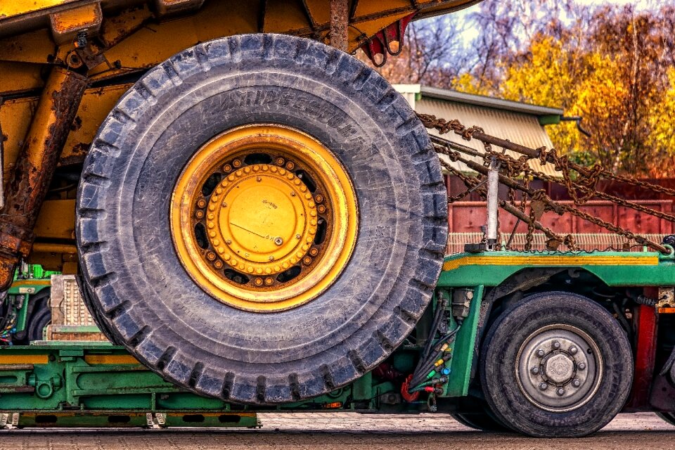 Commercial vehicle machine low-bed trailer