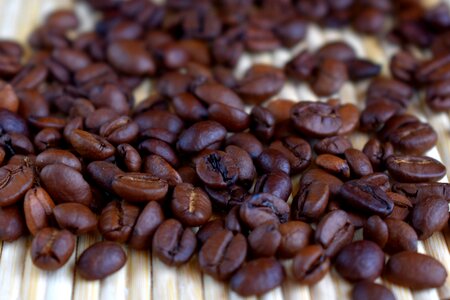 Krupnyj plan brown coffee beans photo