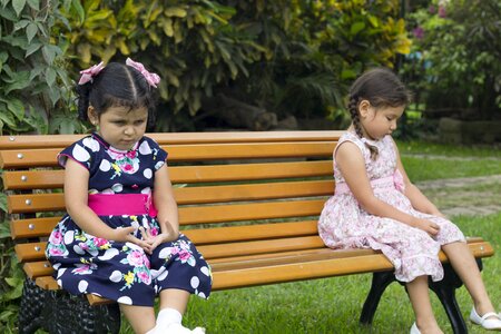 Friends girls distant