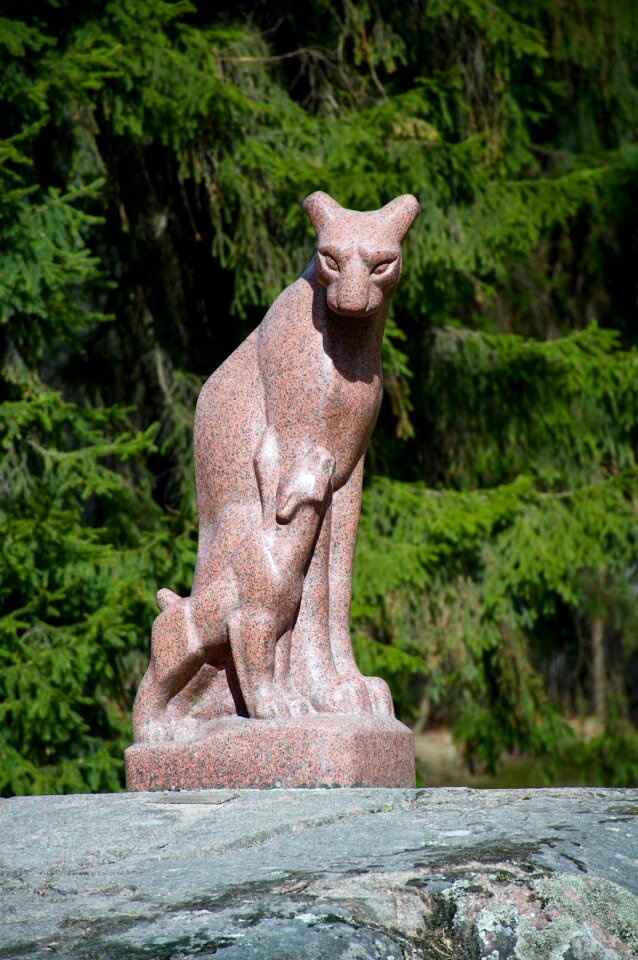 Outdoors statue lynx