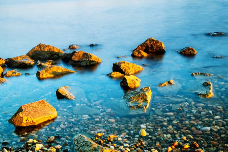 Bank stones steinig