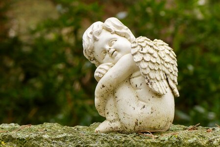 Statue angel child