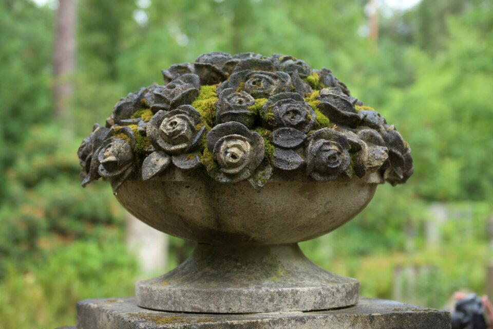 Grave sculpture mourning