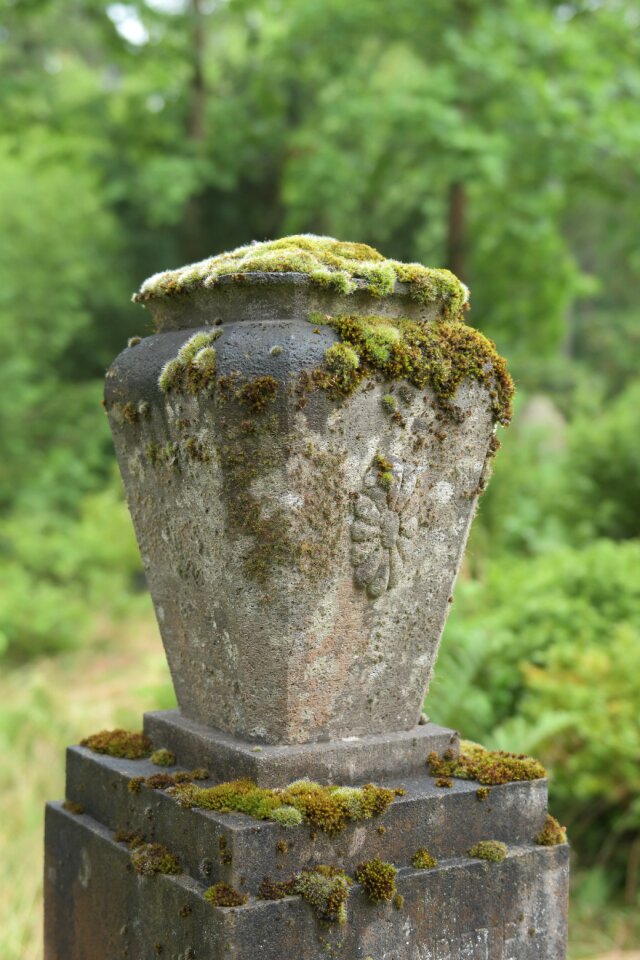 Grave sculpture mourning