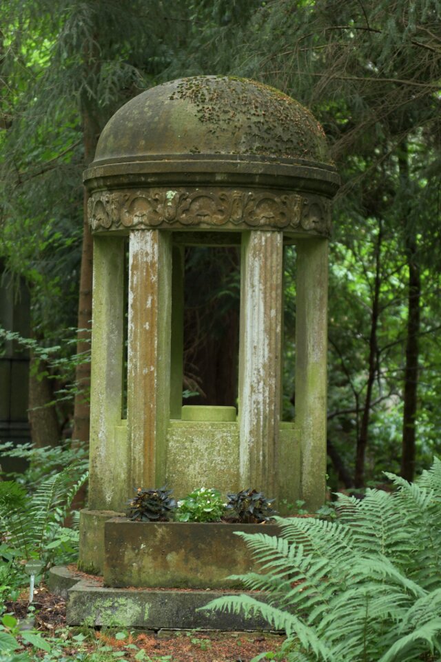 Grave sculpture mourning