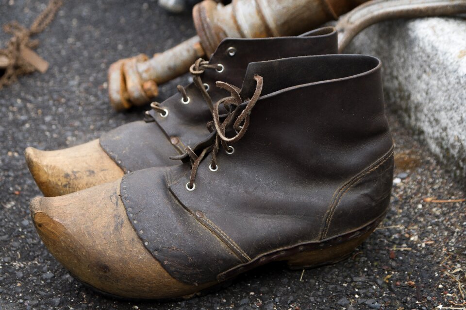 Laces leather former
