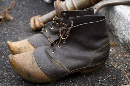 Laces leather former