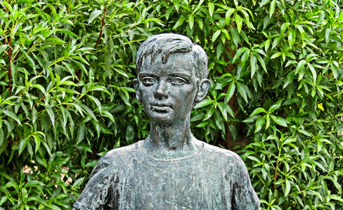 Figure stone child