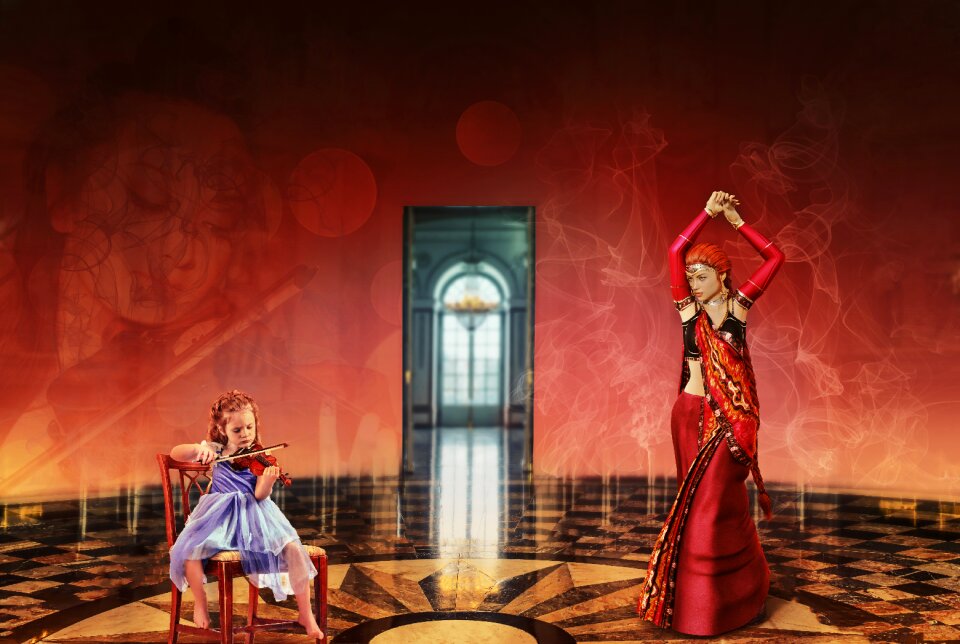 Violin child dancer