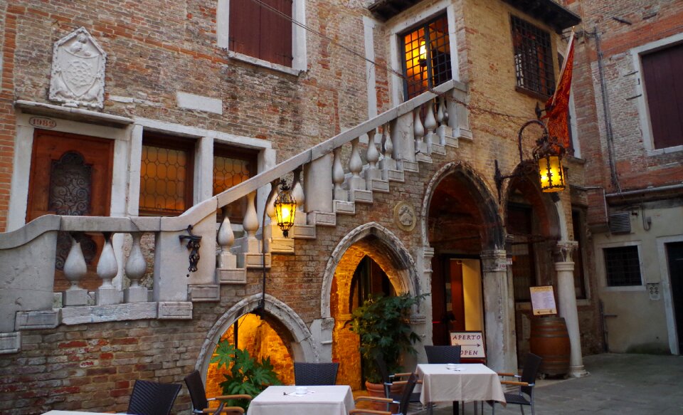 Courtyard building cafe