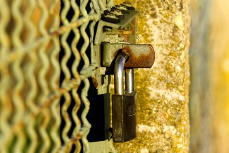Shut off imprisoned fence